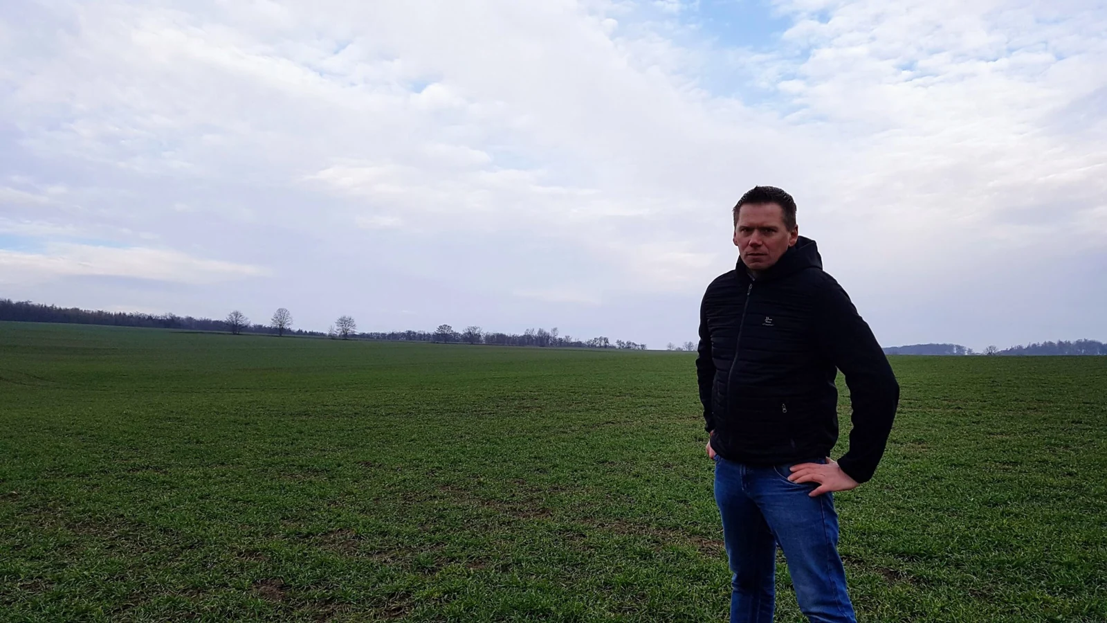 Maik Klaumünzer draußen im Grünen