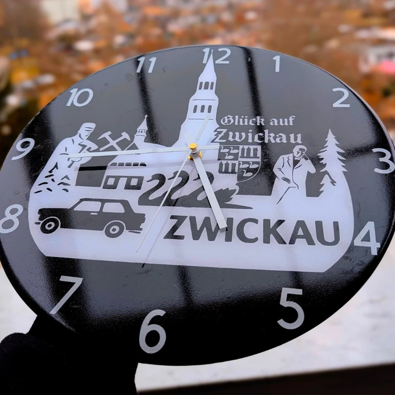 Gestaltete Zwickauer Wanduhr mit Heimatmotiven